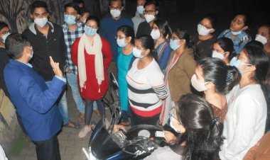 गैंग्स ऑफ वासेपुर:SNMMCH में महिला डॉक्टर का हाथ पकड़ जबरदस्ती ओटी में ले गये, हंगामा, डीसी आवास पहुंचे डॉक्टर