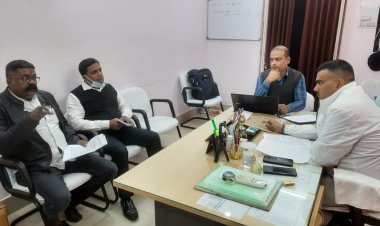 धनबाद: पथ प्रमंडल के अफसरों के साथ ट्रैफिक डीएसपी ने किया बैठक