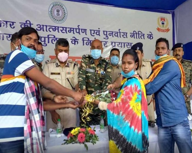 झारखंड: बैलून सरदार सहित तीन नक्सली एरिया कमांडर ने पुलिस के समक्ष किया सरेंडर