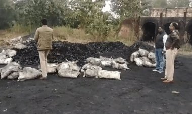 धनबाद: निरसा के जय अम्बे भट्ठा में पुलिस का रेड, 35 टन कोयला जब्त