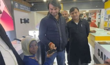 बिहार: तेज प्रताप यादव ने फुटपाथ पर पेन बेच रही बच्ची को गिफ्ट किया आईफोन, कहा-मोबाइल से पढ़ाई करना