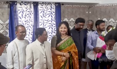 सीएम हेमंत सोरेन पारिवारिक कार्यक्रम में पहुंचे धनबाद, नये वर-वधू को दिया आशीर्वाद