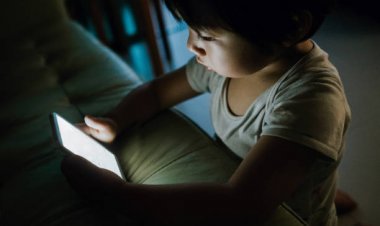 फोन का ज्यादा इस्तेमाल है खतरनाक! बच्चे के मानसिक हालत पर पड़ता है बुरा असर, सर्वे रिपोर्ट में चौकाने वाले खुलासे