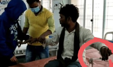 उत्तर प्रदेश: महोबा में हाथ में सांप लेकर हॉस्पीटल पहुंच गया युवक, बोला- ओ डाक्टर साहेब जा सांप ने हमो डसो है...