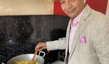 उत्‍तर प्रदेश: बंद गैस पर सूट पहन IAS ने खाना बनाने की फोटो ट्वीट किया, हुए ट्रोल   