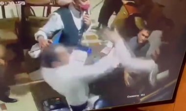 मुंबई: खाना नहीं दिया तो आपा खो बैठा एपीआई, बार में कैशियर को पीटा, वीडियो वायरल