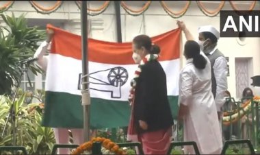 नई दिल्ली: स्थापना दिवस कार्यक्रम में ध्वजारोहण के दौरान सोनिया गांधी के हाथों नीचे गिरा कांग्रेस का झंडा, देखें Video