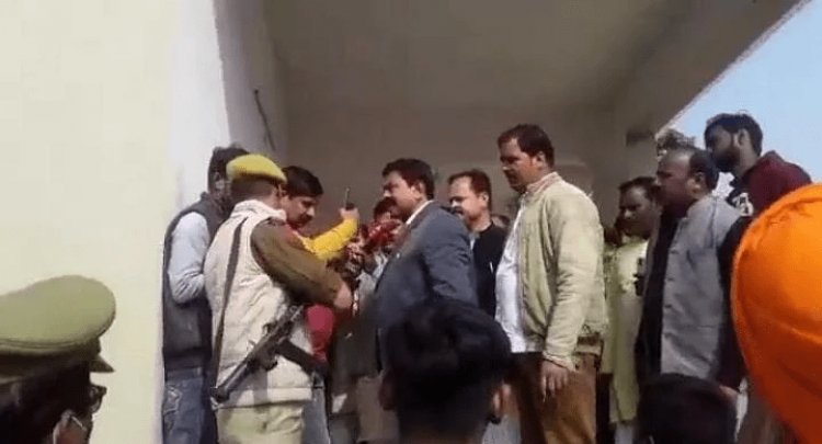 उत्तर प्रदेश: लखीमपुर कांड को लेकर बेटे पर सवाल पूछा तो भड़के सेंट्रल मिनिस्टर अजय मिश्रा, पत्रकार को दी गालियां 