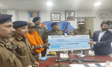 पलामू: JJMP सबजोनल कमांडर भवानी भुईयां ने आर्म्स के साथ किया सरेंडर, एक लाख रुपये का मिला चेक