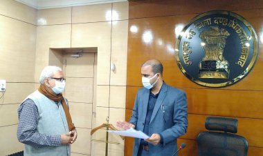 धनबाद: शहीद हीरा झा के परिजनों को डीसी ने प्रदान किए भूमि के कागजात