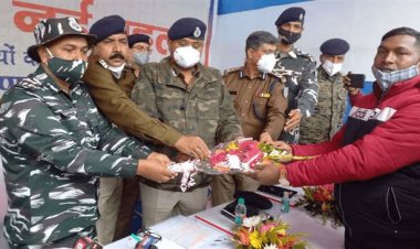 झारखंड: 10 लाख का इनामी नक्सली महाराज प्रमाणिक AK-47 के साथ किया सरेंडर