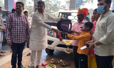 महा्राष्ट्र: आनंद महिंद्रा ने दत्तात्रेय लोहार को 'किक वाली जीप' के बदले दिया बोलेरो, पूरा किया अपना वादा