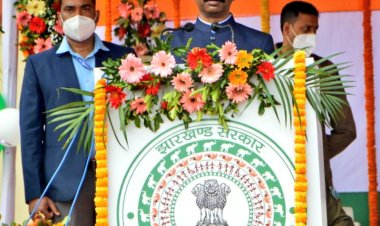 CM हेमंत सोरेन  ने दुमका और गवर्नर रमेश बैस ने रांची में तिरंगा फहराया, झारखंड में पेट्रोल सब्सिडी योजना शुरू 