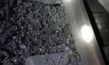 नक्सलियों ने विस्फोट कर  धनबाद – गया रेल रूट पर ट्रैक उड़ाया, हावड़ा-नई दिल्ली रूट पर घंटों थम गये ट्रेनों के पहिए