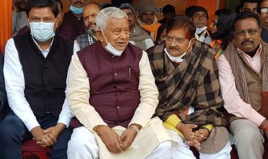 धनबाद: बिजली संकट के खिलाफ MLA राज सिन्हा ने शुरु किया 72 घंटे का धरना