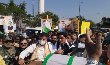 झारखंड कांग्रेस के नये प्रभारी अविनाश पांडेय पहुंचे रांची, ढोल नगाड़ों से जोरदार स्वागत