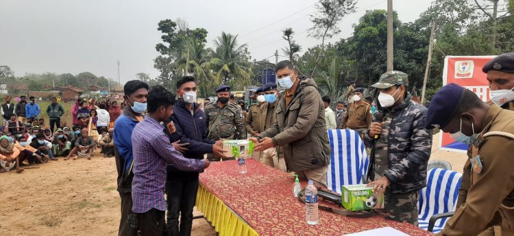 धनबाद: बरवाअड्डा के नक्सल प्रभावित तिलैया गांव  में  सामुदायिक पुलिसिंग कार्यक्रम