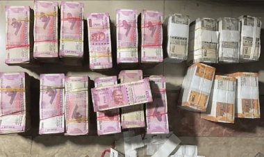 नोएडा में पूर्व IPS अफसर के घर आयकर का छापा, बेसमेंट में मिले 600 से अधिक लॉकर, तीन करोड़ कैश बरामद