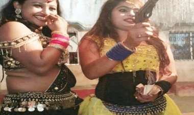 बिहार: एक हाथ में पिस्टल दूसरे में नोटों की गड्डी के साथ दो लड़कियों कां डांस,  हरकत में सिवान पुलिस   