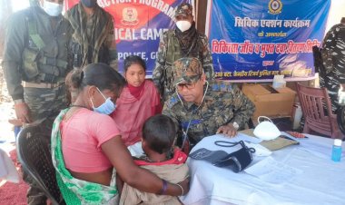 गुमला: नक्सलियों के गढ़ में डॉक्टर एसपी ने की पेसेंट की जांच की, ग्रामीणों के साथ मांदर की थाप पर भी थिरके