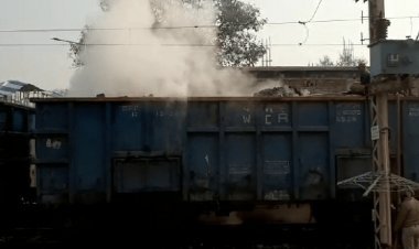 धनबाद: आग लगी कोयले को कर दी मालगाड़ी में लोड, लपटें देख मचा हड़कंप, फायर बिग्रेड ने बुझाया आग