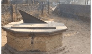 बिहार: सासाराम में डेढ़ सौ साल पुरानी धूप घड़ी की प्लेट की चोरी, DIG-SP ऑफिस के बगल से उठा ले गये चोर