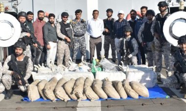 गुजरात: इंडियन नेवी ने पकड़ी दो हजार करोड़ का ड्रग्स, पाकिस्तान से लाई जा रही थी बड़ी खेप