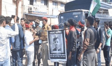 धनबाद: हजारीबाग की रूपेश पांडेय की मर्डर के खिलाफ प्रदर्शन, रोड जाम