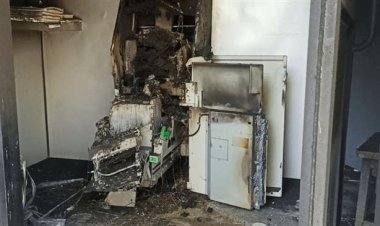 खुंटी: एटीएम से पैसे चोरी करने पहुंचे चोरों को नहीं मिले पैसे, गुस्से में जला दिया एटीएम मशीन