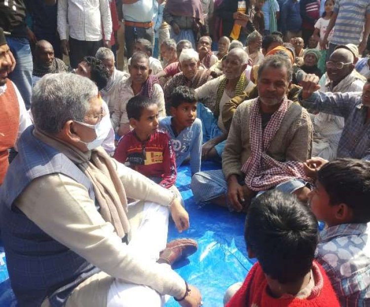 बिहार: लखीसराय में  जमीन पर बैठ ललन सिंह ने सुनी लोगों की फरियाद, समाधान की बात कही