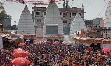 देवघर: महाशिवरात्रि पर बाबा बैद्यनाथ मंदिर में उमड़ा श्रद्धालुओं का जनसैलाब, भीड़ कंट्रोल को लिए पुलिस ने भांजी लाठी