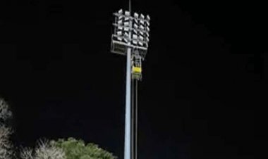 धनबाद: IIT ISM में हाईमास्ट लाइट की जांच के दौरान जाम हुई ट्राली, 90 फीट उंचाई पर पूरी रात लटका रहा इंजीनियर  