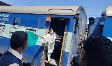 धनबाद: अंतर्राष्ट्रीय महिला दिवस पर आधी आबादी ने संभाला रेलवे स्टेशन की कमान