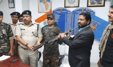 पलामू: प्रतिबंधित उग्रवादी संगठन टीपीसी का एरिया कमांडर ने डीसी-एसपी के सामने किया सरेंडर