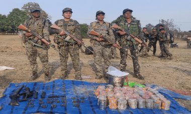 लोहरदगा:  बांडी और पुतरार जंगल से 150 केन बम समेत कई आर्म्स बरामद