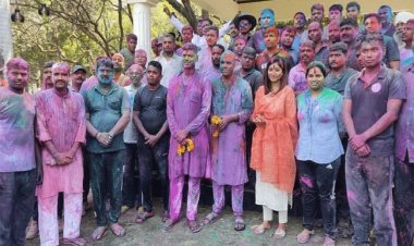 धनबाद: DC व SSP आवास में होली मिलन, बजाया झाल और गाये होली गीत