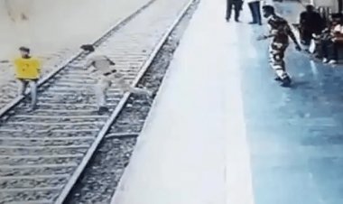 मुंबई: हाई स्पीड ट्रेन के आगे कूदा लड़का, अपनी जान पर खेलकर रेल पुलिस कांस्टेबल ने बचाया