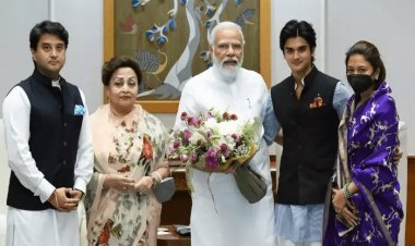 नई दिल्ली: PM नरेंद्र मोदी सपरिवार मिले ज्योतिरादित्य सिंधिया, पॉलिटिक्स में बेटे को लॉन्च करने की तैयारी !