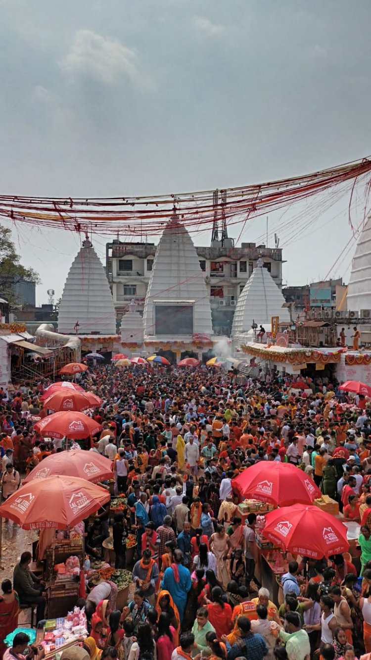 देवघर: महाशिवरात्रि पर बाबा बैद्यनाथ मंदिर में उमड़ा श्रद्धालुओं का जनसैलाब, भीड़ कंट्रोल को लिए पुलिस ने भांजी लाठी