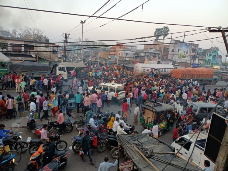 धनबाद: निरसा में जीटी रोड पर गैस टैंकर की चपेट में आने से दंपती की मौत, पांच साल की बेटी घायल