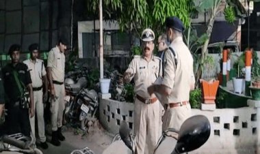 बिहार: डीजीपी एसके सिंघल रात को पहुंचे हाजीपुर टाउन पुलिस स्टेशन, हवालात का भी किया निरीक्षण