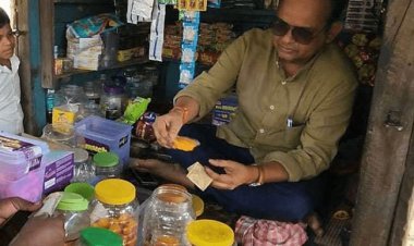 जामताड़ा: बढ़ती महंगाई के विरोध में एमएलए डॉ इरफान लगाने लगे पान