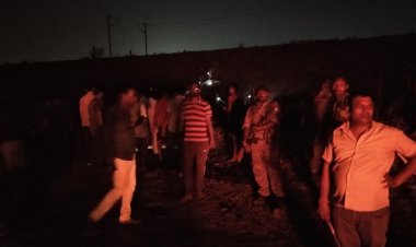 धनबाद: खरखरी में इलिगल कोल माइनिंग को ले फायरिंग, बमबाजी, जेसीबी में आग लगायी