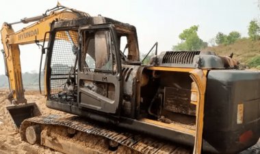 हजारीबाग : गिद्दी में दामोदर नदी बालू घाट पर बमबाजी और फायरिंग, पोकलेन मशीन में लगायी आग