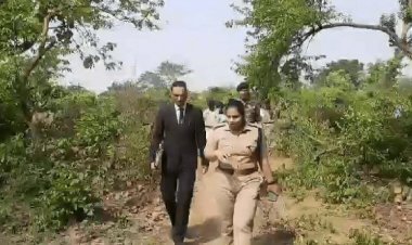 धनबाद: चिरकुंडा डुमरीजोड भूधंसान स्थल का झालसा जज व एसपी ने किया निरीक्षण