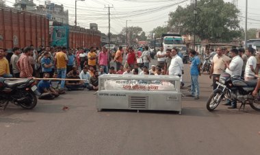 धनबाद: झरिया  में टायर दुकानदार रंजीत साव की मर्डर के खिलाफ रोड जाम, आरोपियों की गिरफ्तारी की मांग