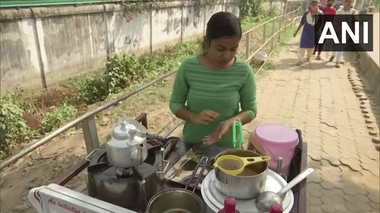 बिहार: ग्रैजुएट बेटी को नौकरी नहीं मिली तो पटना में लगाया टी स्टॉल, सात दिनों में ही छा गयी प्रियंका गुप्ता 