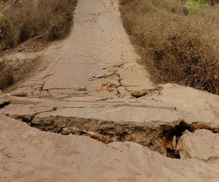 धनबाद: चिरकुंडा में इलिगल माइनिंग के का्रण 50 फीट धंसी रोड, अफरातफरी, मौके पर पहुंचे डीसी