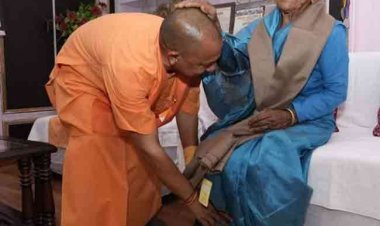 UP के CM योगी आदित्यनाथ पांच साल बाद उतराखंड अपने पैतृक घर पहुंचे, मां के पैर छुकर लिया आशीष, हुए भावुक