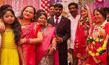 धनबाद: JMM एमएलए मथुरा महतो के पुत्र और पुत्रवधु को सीएम हेमंत सोरेन ने दिया आशिर्वाद